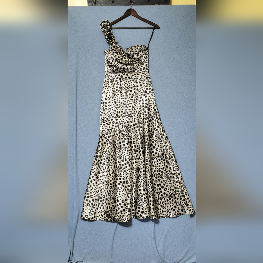 Jump Apparel one shoulder sleeveless leopard print flare maxi dress. Size 3/4